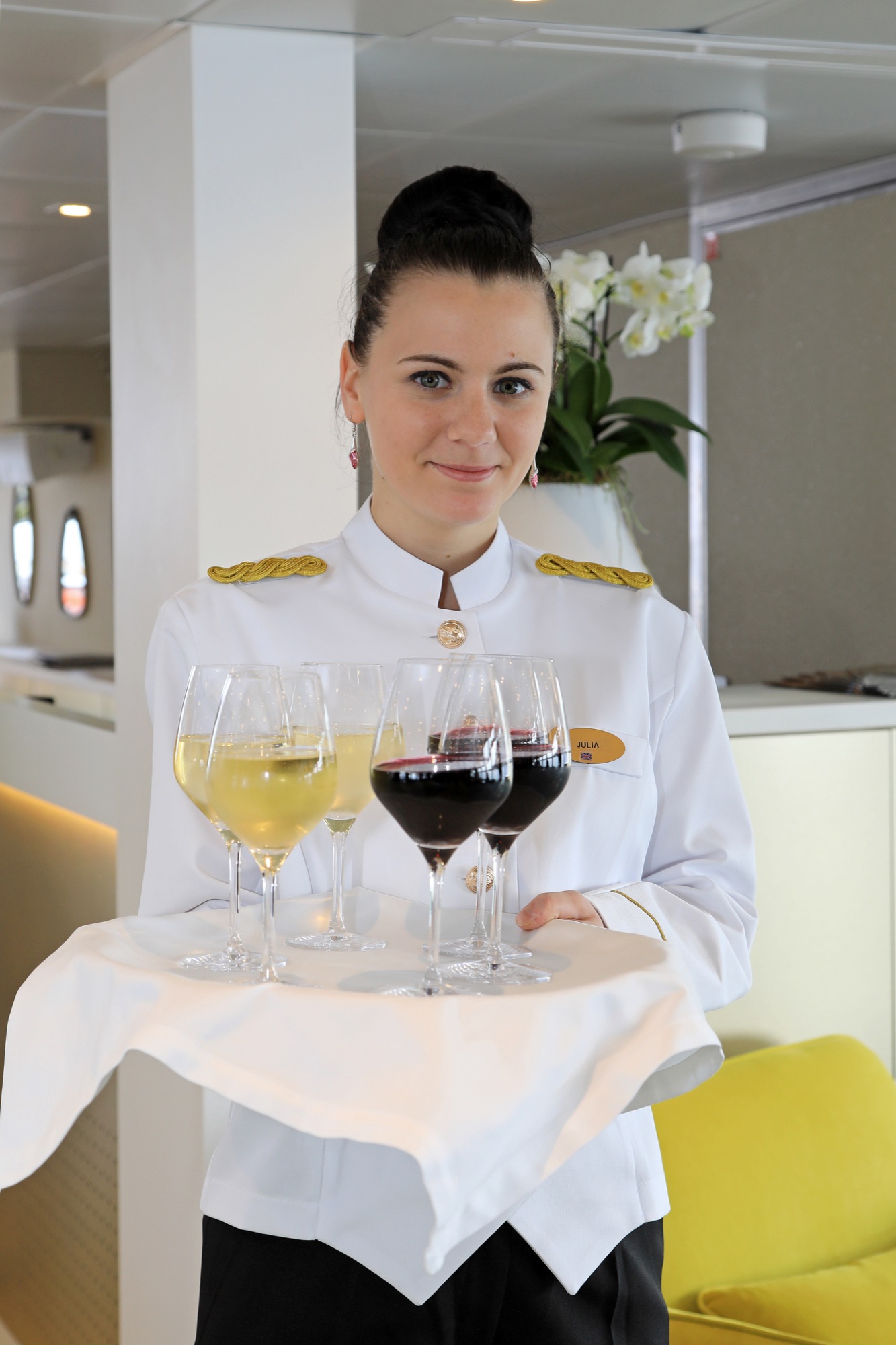 CroisiEurope MS Elbe Princesse II Bar Lounge 11.jpg